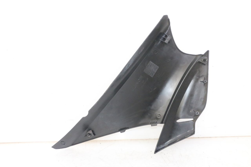 photo de TAPA BAJO ASIENTO IZQUIERDA HONDA NTV DEAUVILLE ABS 700 (2007 - 2016) - Detalles de los puntos de fijación