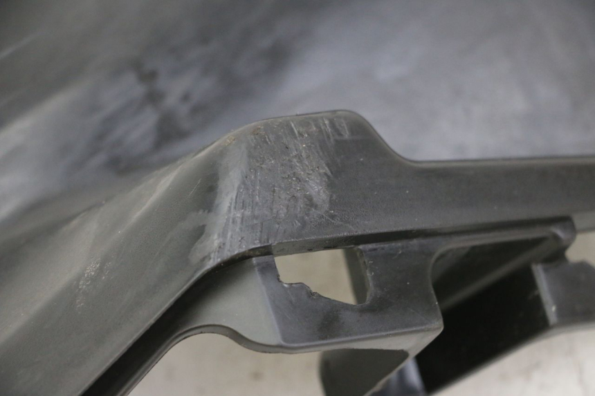 photo de TAPA BAJO ASIENTO IZQUIERDA SYM ORBIT III 3 4T 50 (2021 - 2025) - Características distintivas