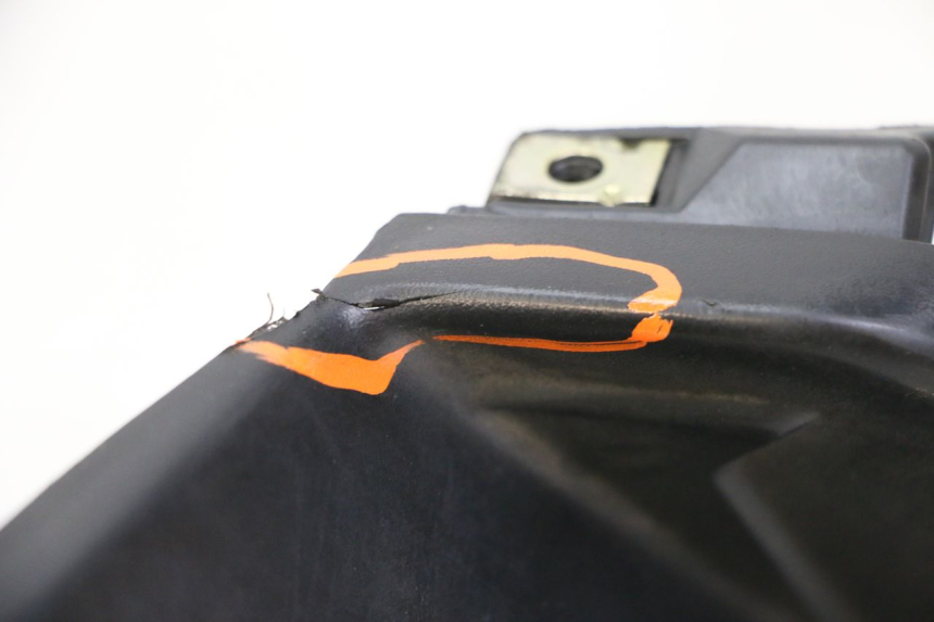 photo de TAPA BAJO ASIENTO IZQUIERDA SYM ORBIT III 3 4T 50 (2021 - 2025) - Primer plano técnico