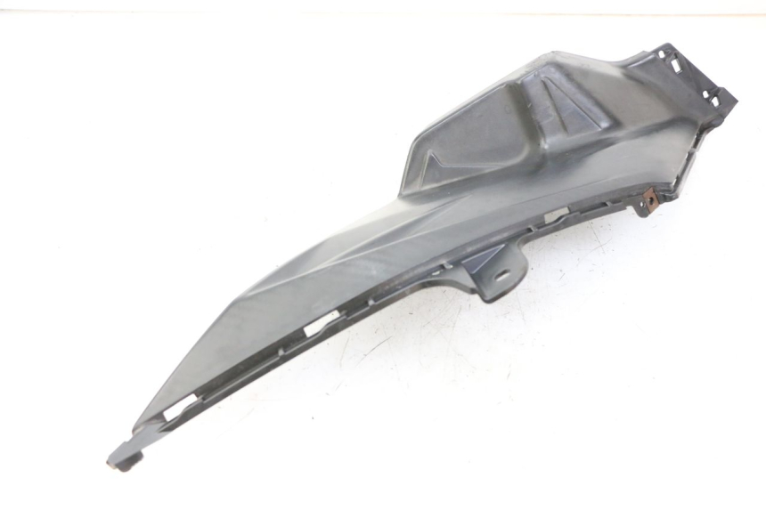 photo de TAPA BAJO ASIENTO IZQUIERDA SYM ORBIT III 3 4T 50 (2021 - 2025) - Recambio usado revisado