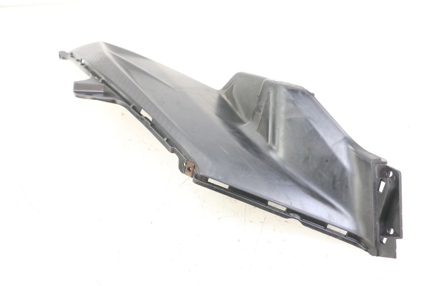 photo de TAPA BAJO ASIENTO IZQUIERDA SYM ORBIT III 3 4T 50 (2021 - 2025) - Marcados y referencias originales