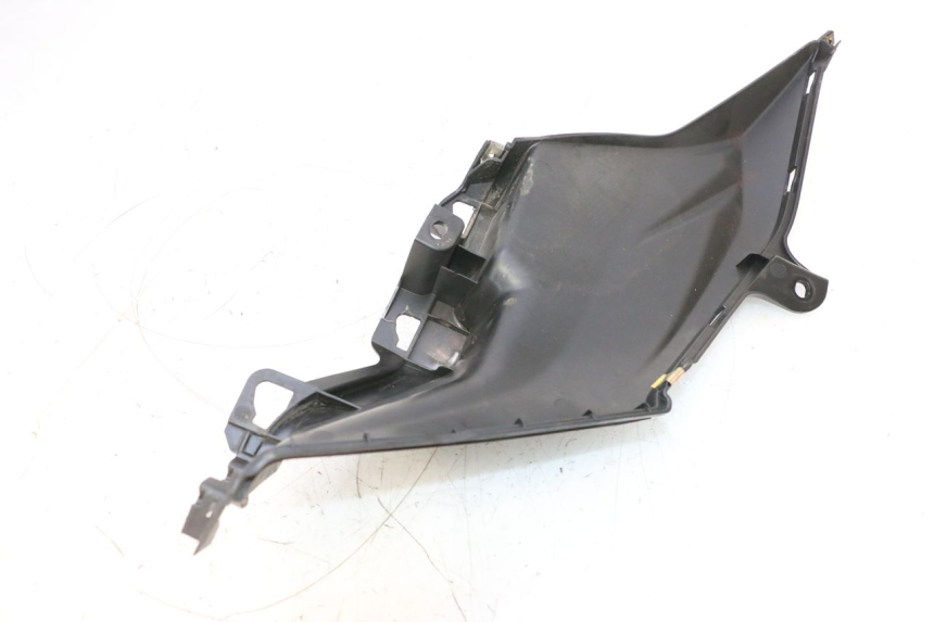 photo de TAPA DEBAJO DEL ASIENTO IZQUIERDO SYM ORBIT III 3 4T 50 (2018 - 2021) - Primer plano técnico