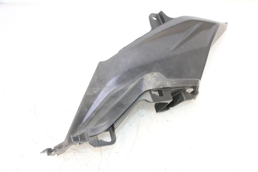 photo de TAPA DEBAJO DEL ASIENTO IZQUIERDO SYM ORBIT III 3 4T 50 (2018 - 2021) - Marcados y referencias originales