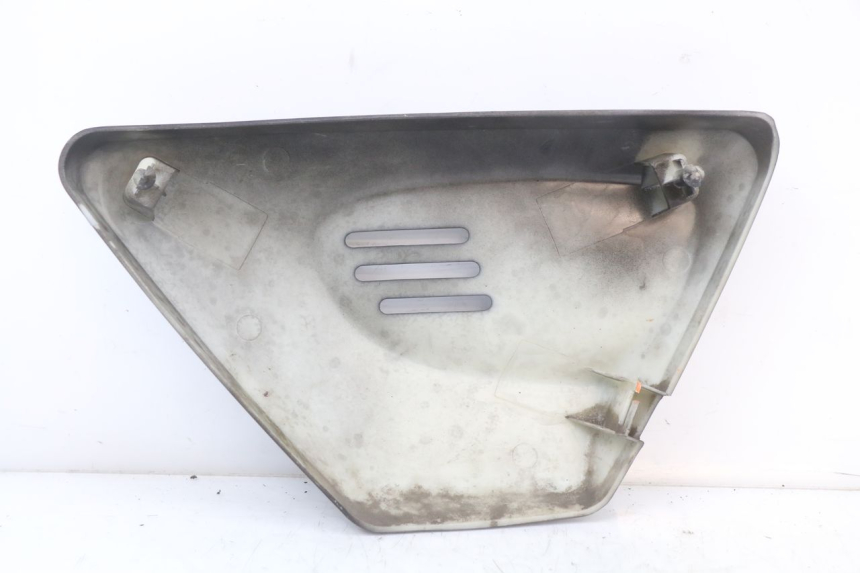 photo de TAPA BAJO ASIENTO IZQUIERDA ASTOR ORCAL 125 (2015 - 2017) - Otra perspectiva