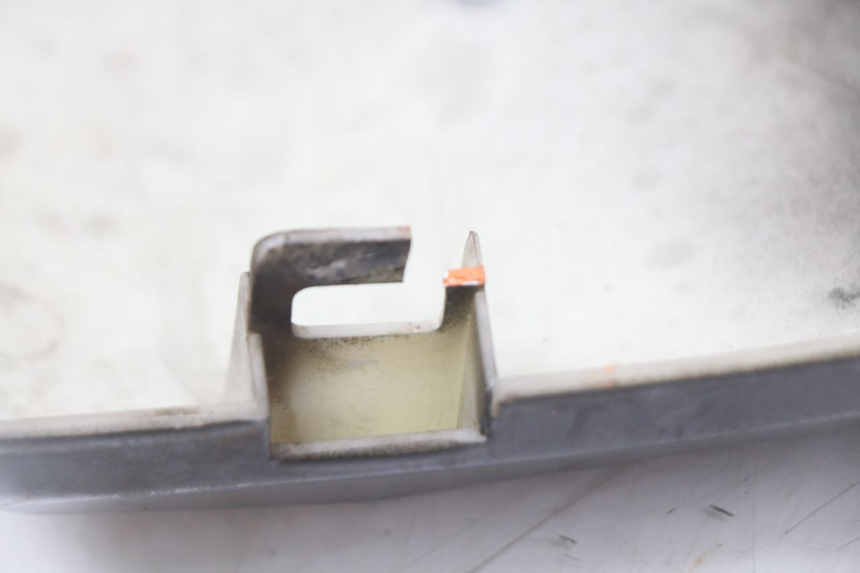 photo de TAPA BAJO ASIENTO IZQUIERDA ASTOR ORCAL 125 (2015 - 2017) - Primer plano técnico