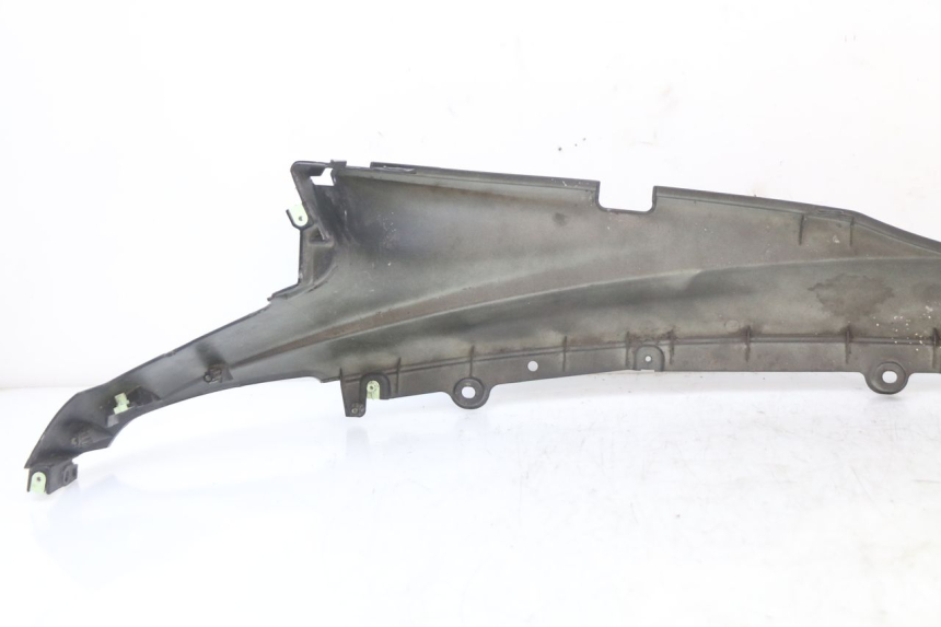 photo de TAPA DEBAJO DEL ASIENTO IZQUIERDO PEUGEOT DJANGO 125 (2014 - 2017) - Detalles de los puntos de fijación