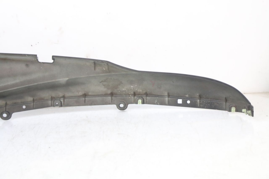 photo de TAPA DEBAJO DEL ASIENTO IZQUIERDO PEUGEOT DJANGO 125 (2014 - 2017) - Estado de la superficie y material