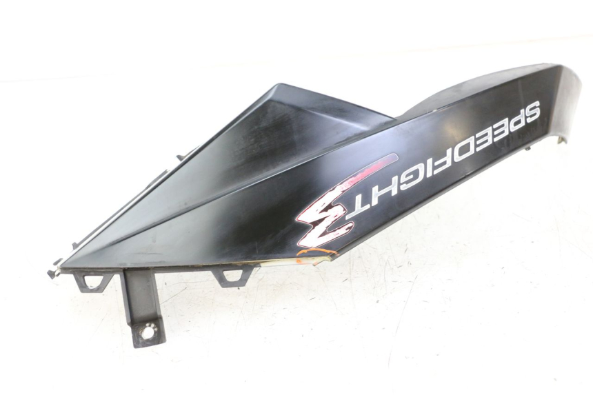 photo de TAPA BAJO ASIENTO IZQUIERDA PEUGEOT SPEEDFIGHT 3 LC 2T 50 (2009 - 2015) - Detalle de la pieza