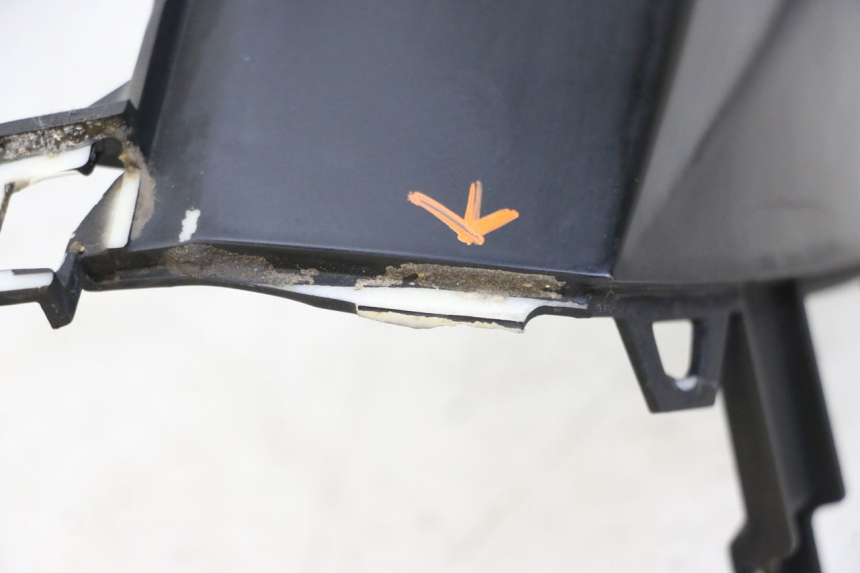 photo de TAPA BAJO ASIENTO IZQUIERDA PEUGEOT SPEEDFIGHT 3 LC 2T 50 (2009 - 2015) - Zoom estado de uso
