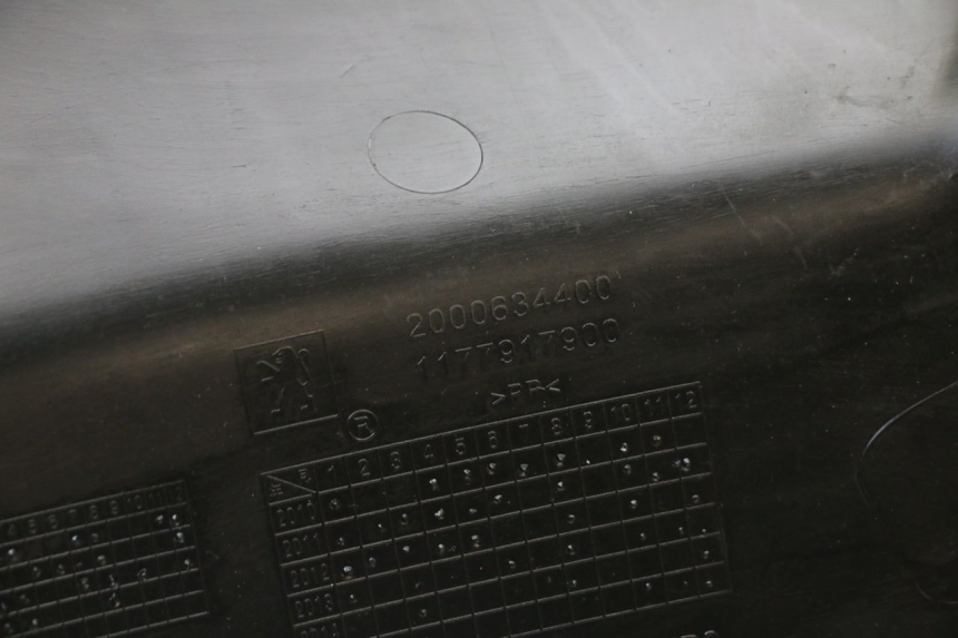 photo de TAPA BAJO ASIENTO IZQUIERDA PEUGEOT STREETZONE I 2T 50 (2018 - 2020) - Primer plano técnico