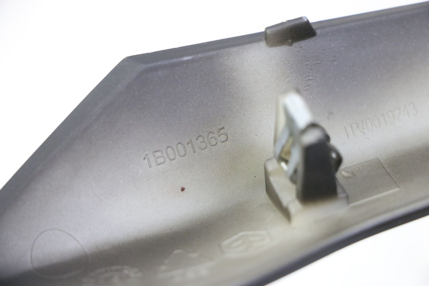 photo de TAPA BAJO ASIENTO IZQUIERDA PIAGGIO LIBERTY IGET 4T 50 (2021 - 2025) - Detalle de la pieza