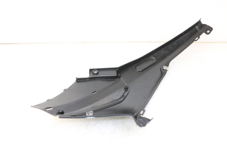 photo de TAPA BAJO ASIENTO IZQUIERDA PIAGGIO NRG POWER PUREJET 50 (2018 - 2021) - Detalle de la pieza