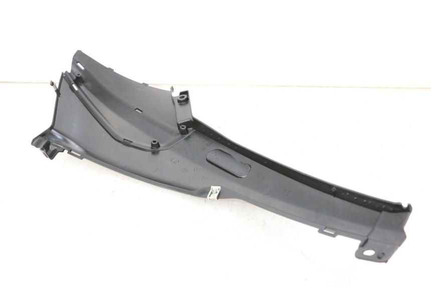 photo de TAPA BAJO ASIENTO IZQUIERDA PIAGGIO NRG POWER PUREJET 50 (2018 - 2021) - Zoom estado de uso