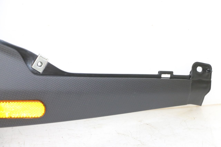 photo de TAPA BAJO ASIENTO IZQUIERDA PIAGGIO NRG POWER PUREJET 50 (2018 - 2021) - Detalles de los puntos de fijación