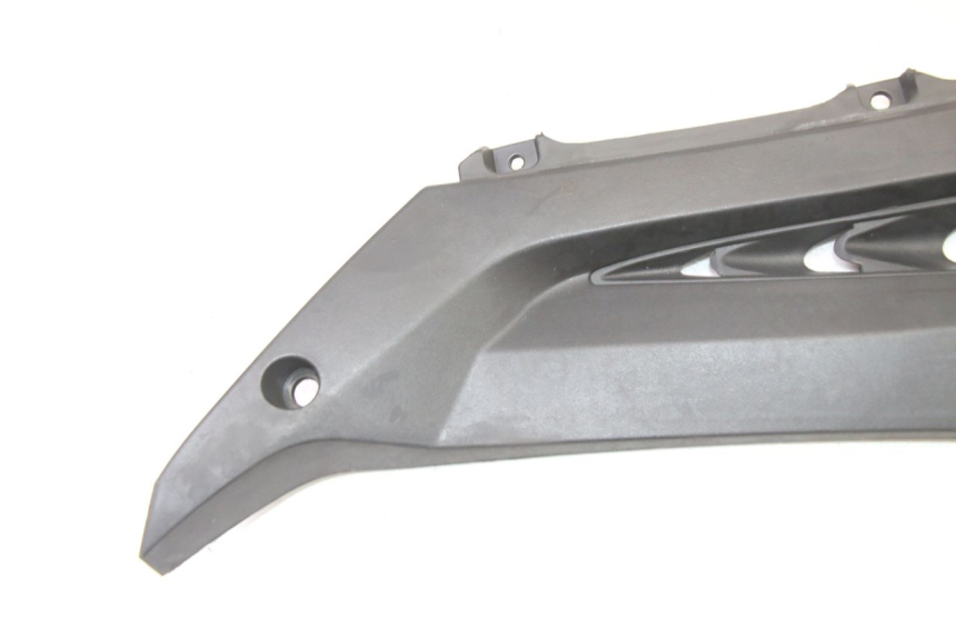 photo de TAPA BAJO ASIENTO IZQUIERDA MAG POWER R-STREET 50 (2016 - 2025) - Detalle de la pieza