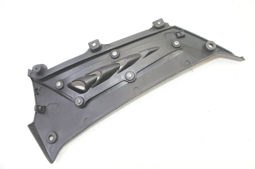 photo de TAPA BAJO ASIENTO IZQUIERDA MAG POWER R-STREET 50 (2016 - 2025) - Primer plano técnico