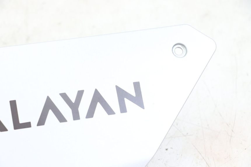 photo de TAPA BAJO ASIENTO IZQUIERDA ROYAL ENFIELD HYMALAYAN 410 (2016 - 2023) - Primer plano técnico