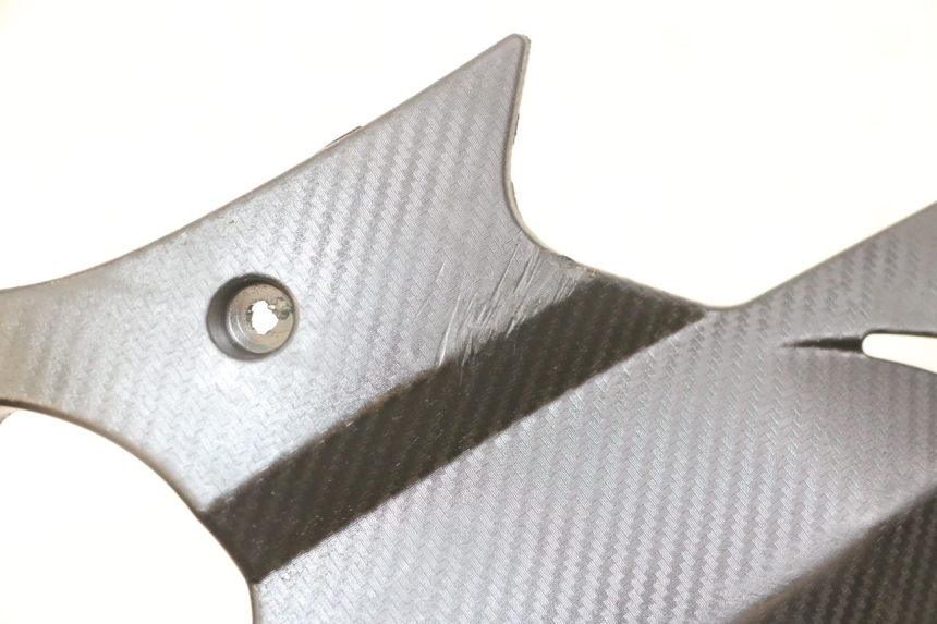 photo de TAPA BAJO ASIENTO IZQUIERDA GILERA RUNNER SL 50 (2006 - 2009) - Detalle de la pieza