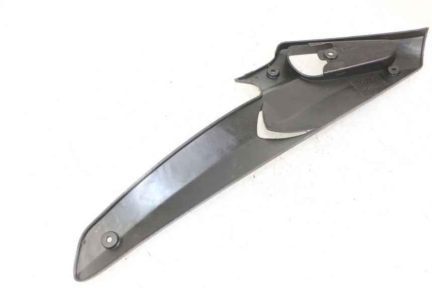 photo de TAPA BAJO ASIENTO IZQUIERDA GILERA RUNNER SL 50 (2006 - 2009) - Primer plano técnico