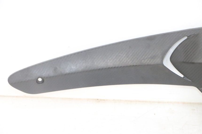 photo de TAPA BAJO ASIENTO IZQUIERDA GILERA RUNNER SL 50 (2006 - 2009) - Detalles de los puntos de fijación