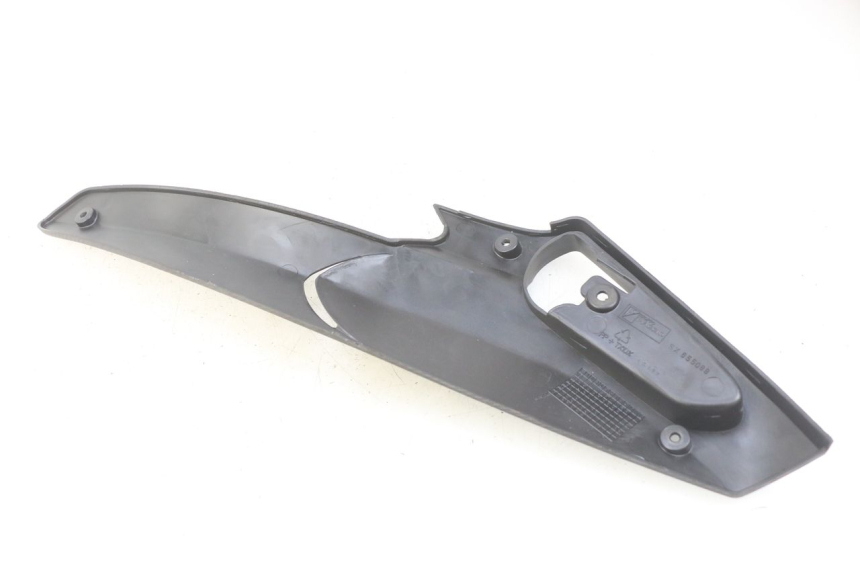 photo de TAPA DEBAJO DEL ASIENTO IZQUIERDO GILERA RUNNER SP 50 (2009 - 2017) - Detalle de la pieza