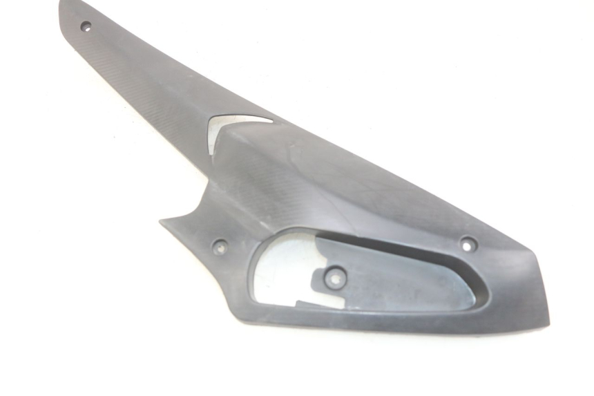 photo de TAPA DEBAJO DEL ASIENTO IZQUIERDO GILERA RUNNER SP 50 (2009 - 2017) - Primer plano técnico