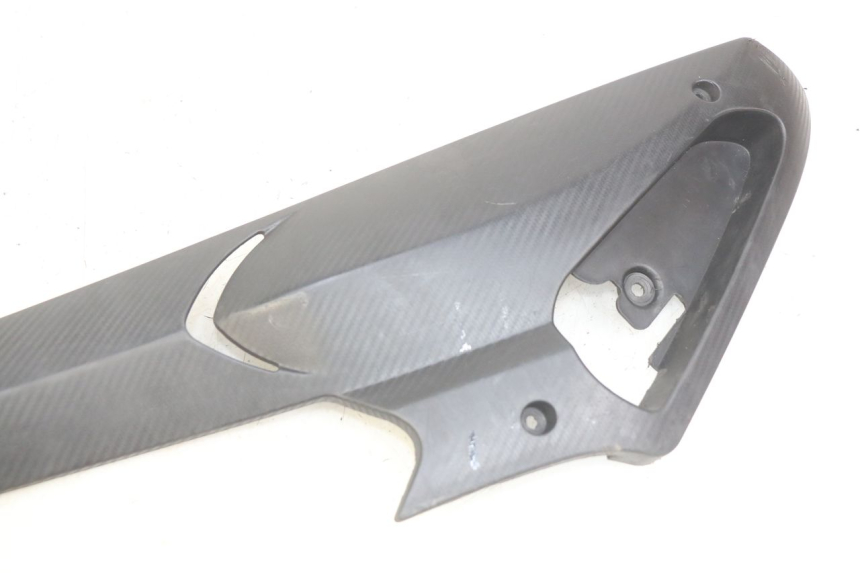 photo de TAPA DEBAJO DEL ASIENTO IZQUIERDO GILERA RUNNER SP 50 (2009 - 2017) - Detalle de la pieza