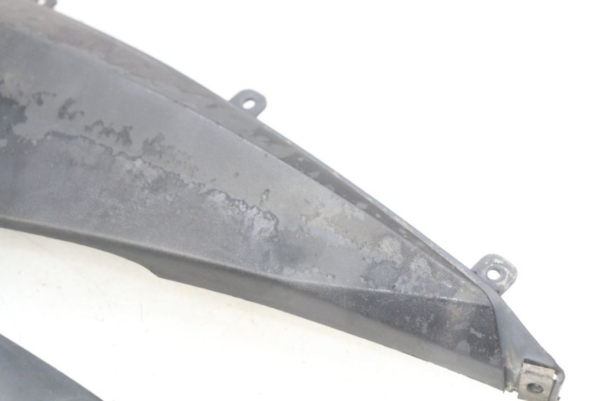 photo de TAPA DEBAJO DEL ASIENTO IZQUIERDO KEEWAY RY6 2T 50 (2011 - 2019) - Primer plano técnico