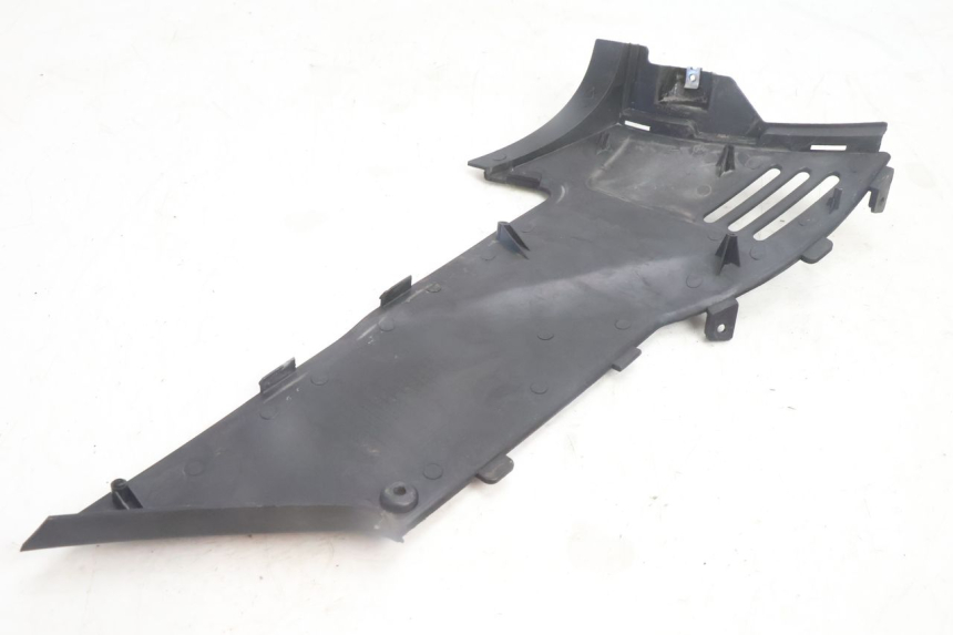 photo de TAPA BAJO ASIENTO IZQUIERDA DAELIM S2 125 (2006 - 2007) - Primer plano técnico