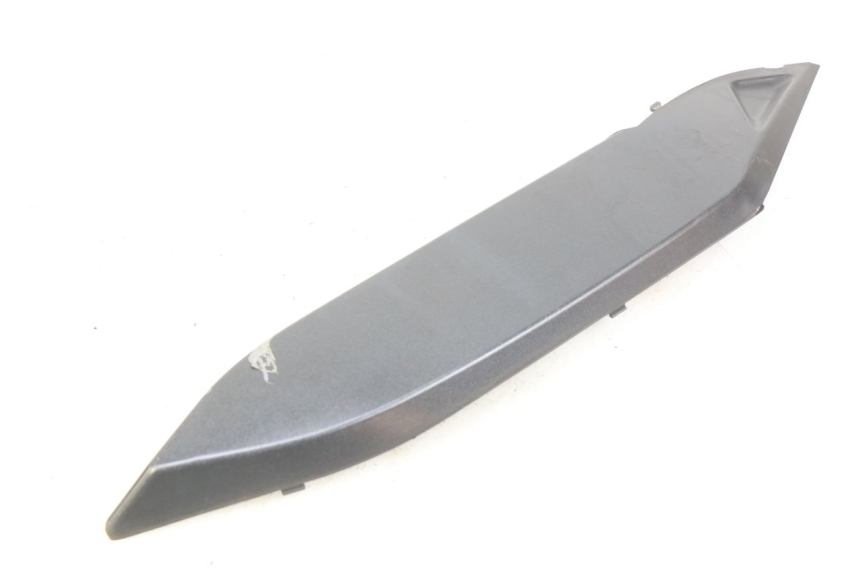 photo de TAPA BAJO EL ASIENTO IZQUIERDO. DAELIM S3 125 (2010 - 2017) - Detalle de la pieza