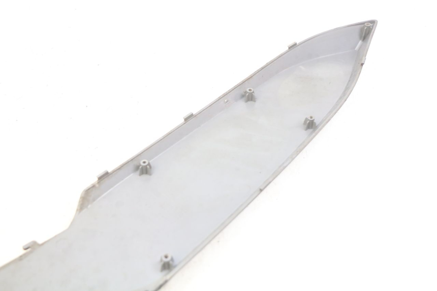 photo de TAPA BAJO EL ASIENTO IZQUIERDO. DAELIM S3 125 (2010 - 2017) - Primer plano técnico