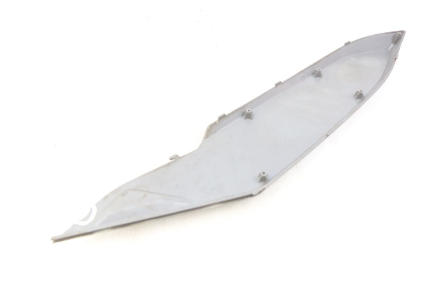 photo de TAPA BAJO EL ASIENTO IZQUIERDO. DAELIM S3 125 (2010 - 2017) - Detalles de los puntos de fijación