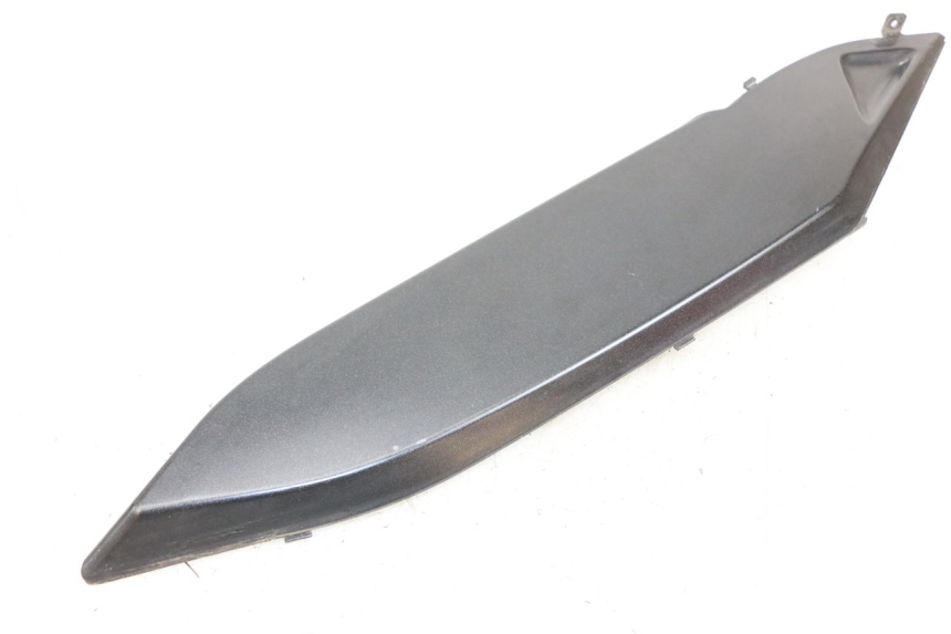 photo de TAPA BAJO EL ASIENTO IZQUIERDO. DAELIM S3 125 (2010 - 2017) - Detalle de la pieza