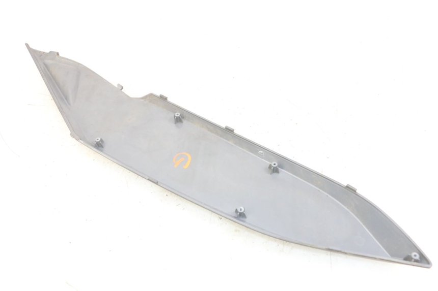 photo de TAPA BAJO EL ASIENTO IZQUIERDO. DAELIM S3 125 (2010 - 2017) - Otra perspectiva