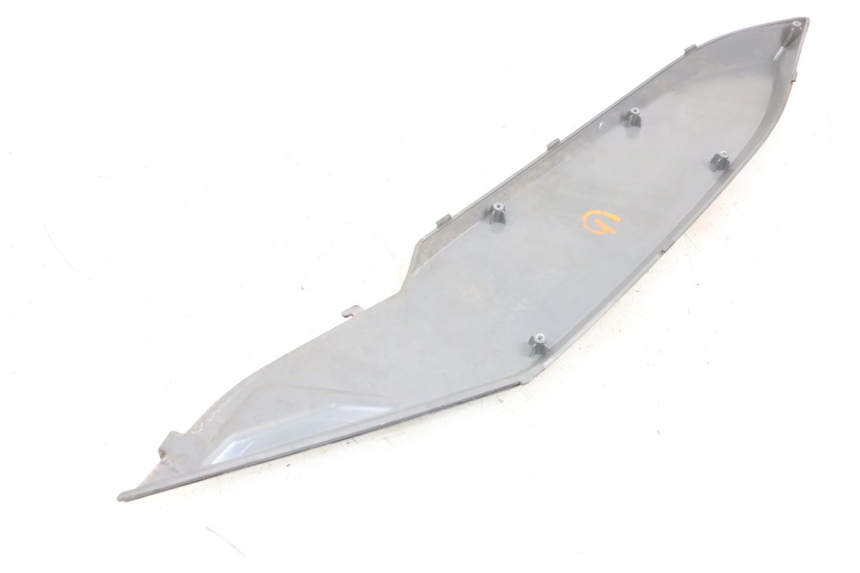 photo de TAPA BAJO EL ASIENTO IZQUIERDO. DAELIM S3 125 (2010 - 2017) - Primer plano técnico