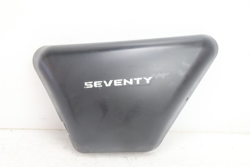 photo de TAPA BAJO ASIENTO IZQUIERDA MASH SEVENTY FIVE 125 (2013 - 2021) - Zoom estado de uso