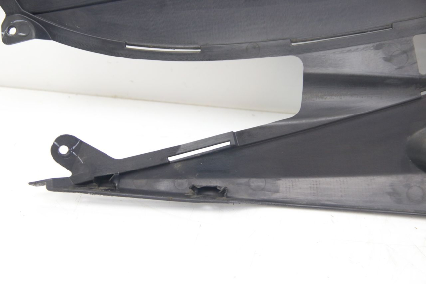 photo de TAPA DEBAJO DEL ASIENTO IZQUIERDO SUZUKI SIXTEEN 125 (2008 - 2010) - Características distintivas