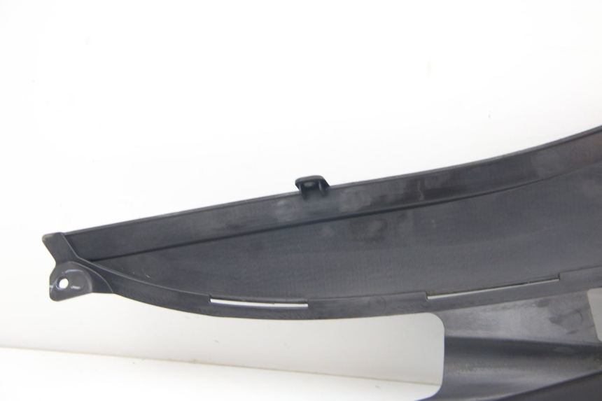 photo de TAPA DEBAJO DEL ASIENTO IZQUIERDO SUZUKI SIXTEEN 125 (2008 - 2010) - Zoom sobre los componentes