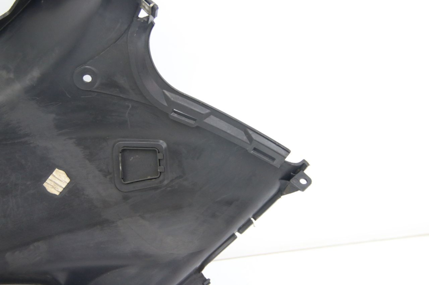 photo de TAPA DEBAJO DEL ASIENTO IZQUIERDO SUZUKI SIXTEEN 125 (2008 - 2010) - Enfoque en la estructura