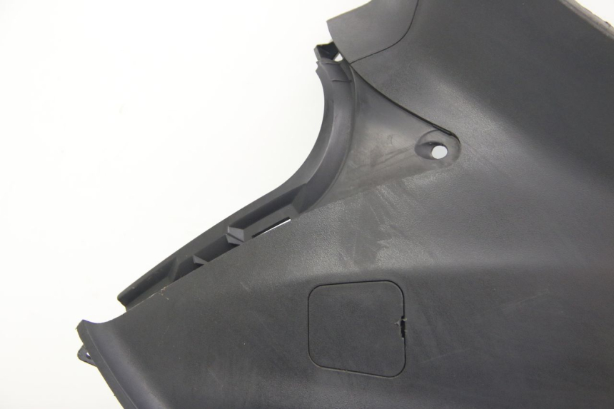 photo de TAPA DEBAJO DEL ASIENTO IZQUIERDO SUZUKI SIXTEEN 125 (2008 - 2010) - Recambio usado revisado