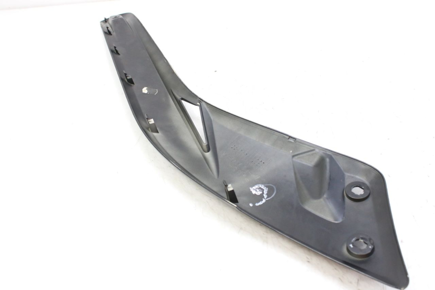 photo de TAPA DEBAJO DEL ASIENTO IZQUIERDO MBK SKYCRUISER 125 (2010 - 2013) - Otra perspectiva