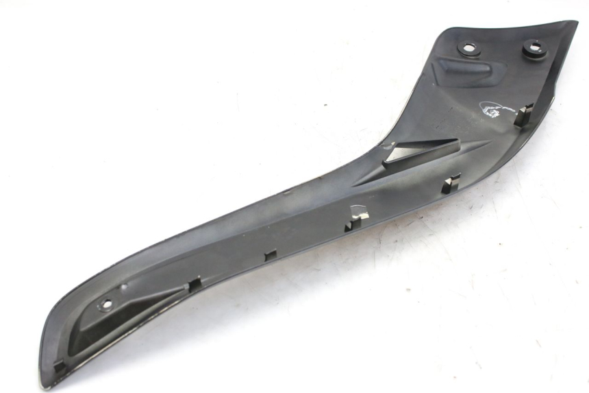 photo de TAPA DEBAJO DEL ASIENTO IZQUIERDO MBK SKYCRUISER 125 (2010 - 2013) - Primer plano técnico