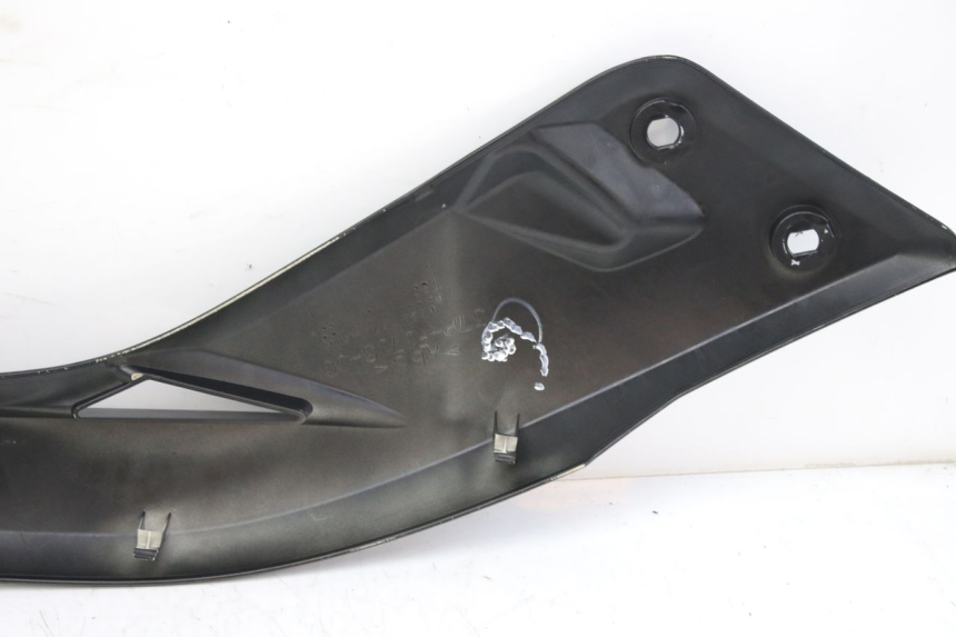 photo de TAPA DEBAJO DEL ASIENTO IZQUIERDO MBK SKYCRUISER 125 (2010 - 2013) - Vista general del producto