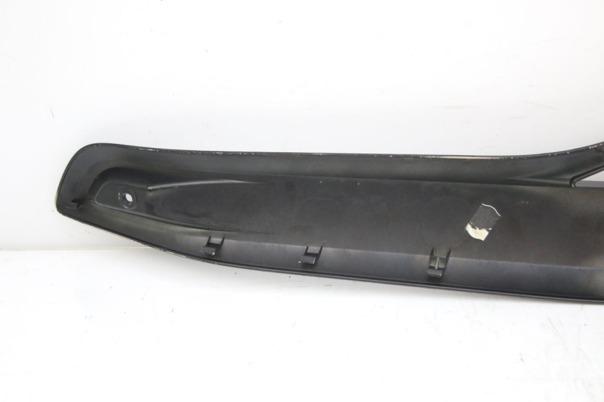 photo de TAPA DEBAJO DEL ASIENTO IZQUIERDO MBK SKYCRUISER 125 (2010 - 2013) - Detalles de los puntos de fijación