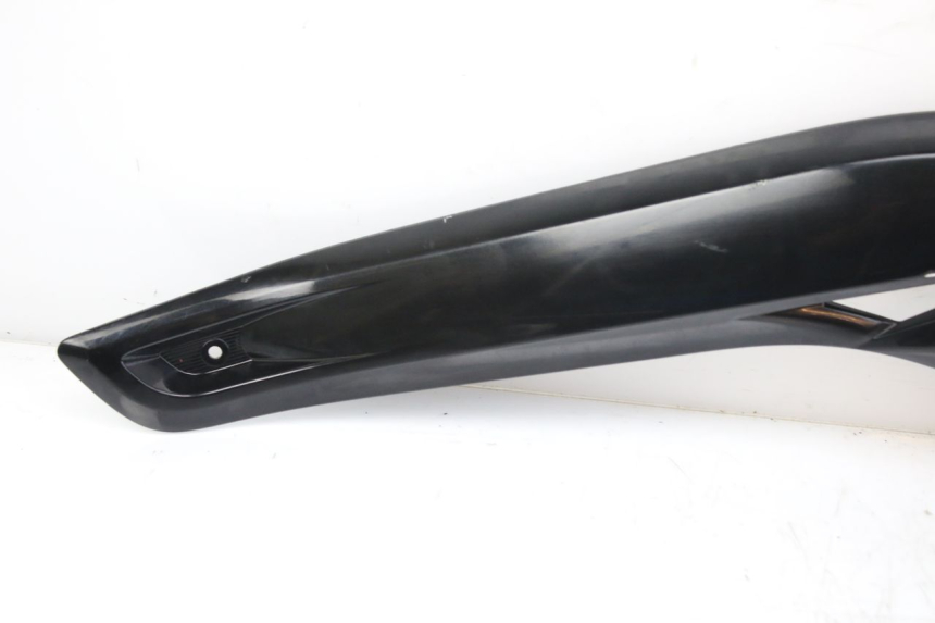 photo de TAPA DEBAJO DEL ASIENTO IZQUIERDO MBK SKYCRUISER 125 (2010 - 2013) - Marcados y referencias originales