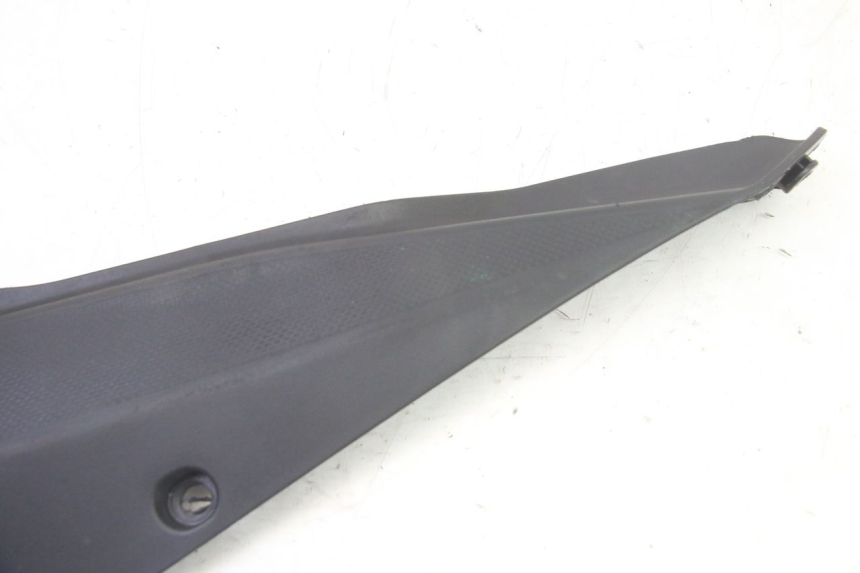 photo de TAPA BAJO ASIENTO IZQUIERDA GILERA SMT SUPERMOTARD 50 (2009 - 2017) - Primer plano técnico