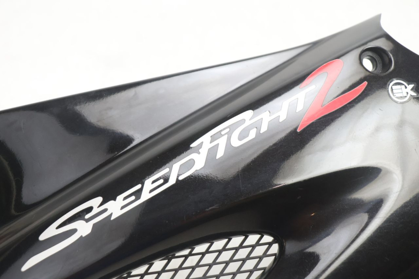 photo de TAPA BAJO ASIENTO IZQUIERDA PEUGEOT SPEEDFIGHT 2 AC 50 (2000 - 2009) - Detalle de la pieza
