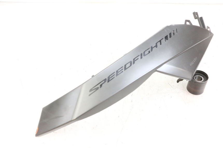 photo de TAPA BAJO ASIENTO IZQUIERDA PEUGEOT SPEEDFIGHT 4 2T 50 (2015 - 2019) - Detalle de la pieza