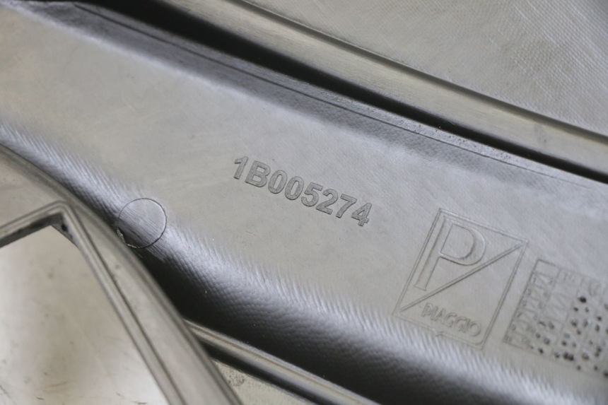 photo de TAPA BAJO ASIENTO IZQUIERDA APRILIA SR 2T 50 (2018 - 2022) - Primer plano técnico