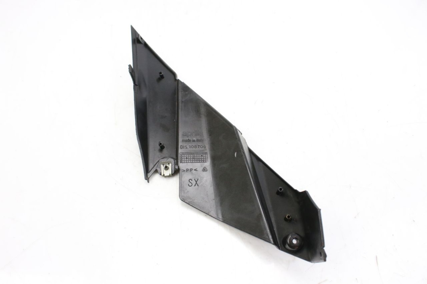 photo de TAPA DEBAJO DEL ASIENTO IZQUIERDO APRILIA SR R 2T LC 50 (2018 - 2021) - Primer plano técnico